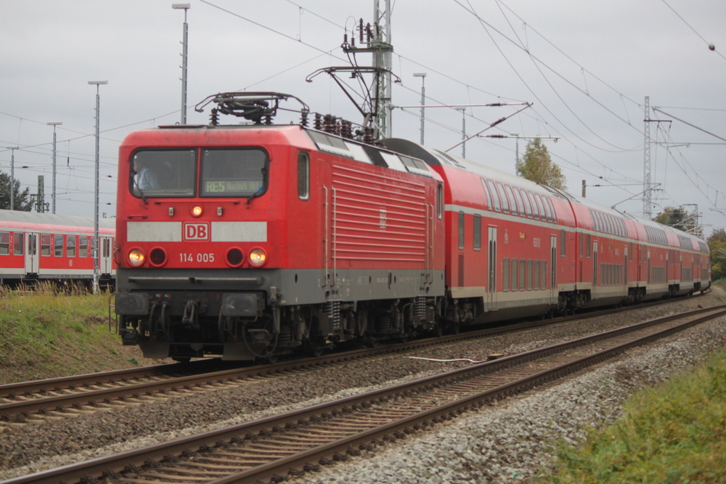 114 005 mit RE 4356(Elsterwerda-Rostock)bei der Einfahrt im Rostocker Hbf.11.10.2019
