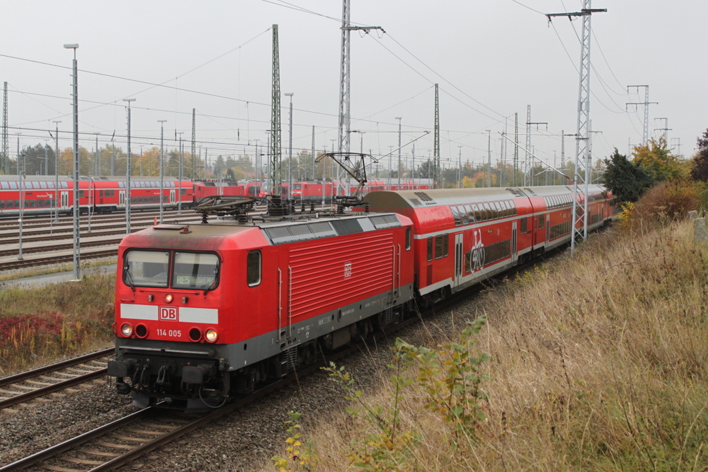114 005 mit RE5(RE 4356)von Wnsdorf-Waldstadt nach Rostock Hbf bei der Einfahrt im Rostocker Hbf.21.10.2016