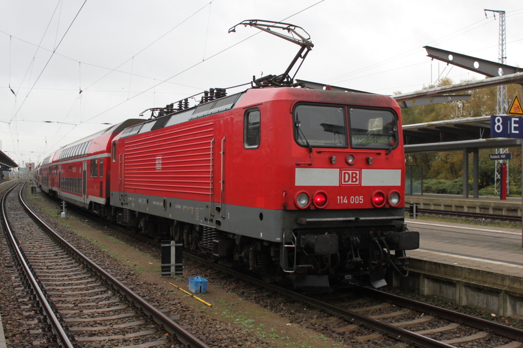 114 005 mit RE5(RE 4361)von Rostock Hbf nach Wnsdorf-Waldstadt via Waren,Neustrelitz und Berlin kurz vor der Ausfahrt im Rostocker Hbf.28.10.2016