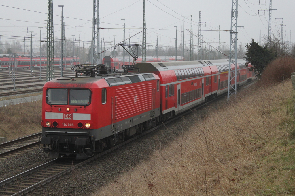 114 005 mit RE5(RE4356)von Wnsdorf-Waldstadt nach Rostock Hbf bei der Einfahrt im Rostocker Hbf.03.02.2017