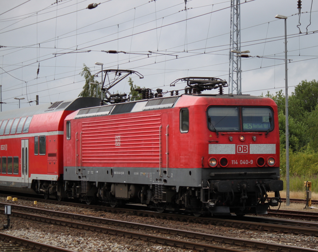 114 040-9 mit RE 4354 von Lutherstadt Wittenberg nach Rostock Hbf bei der Einfahrt um 11:26 Uhr im Zielbahnhof Rostock Hbf.12.07.2014