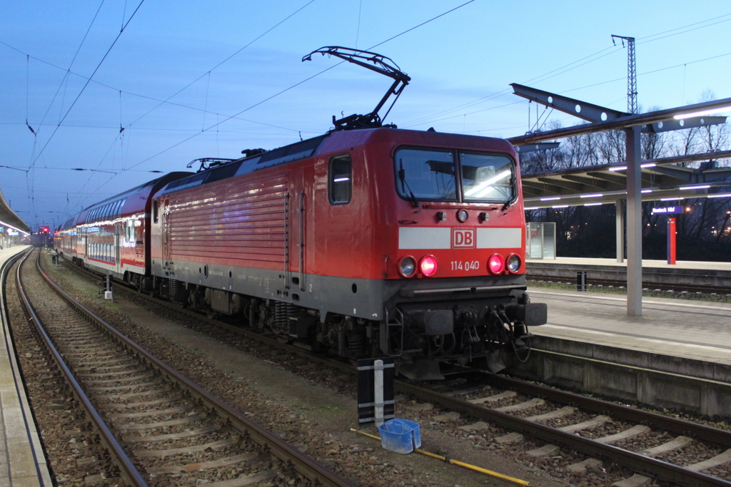 114 040 mit RE5 von Rostock Hbf nach Wnsdorf-Waldstadt kurz vor der Ausfahrt um 16:34 Uhr im Rostocker Hbf.21.12.2016