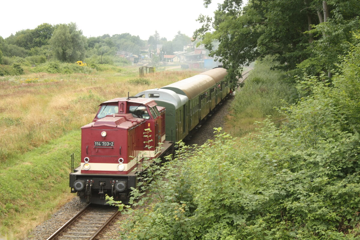 114 703 (203 230) und 86 1744 verlassen Putbus in Richtung Bergen auf R�gen am 31.7.21