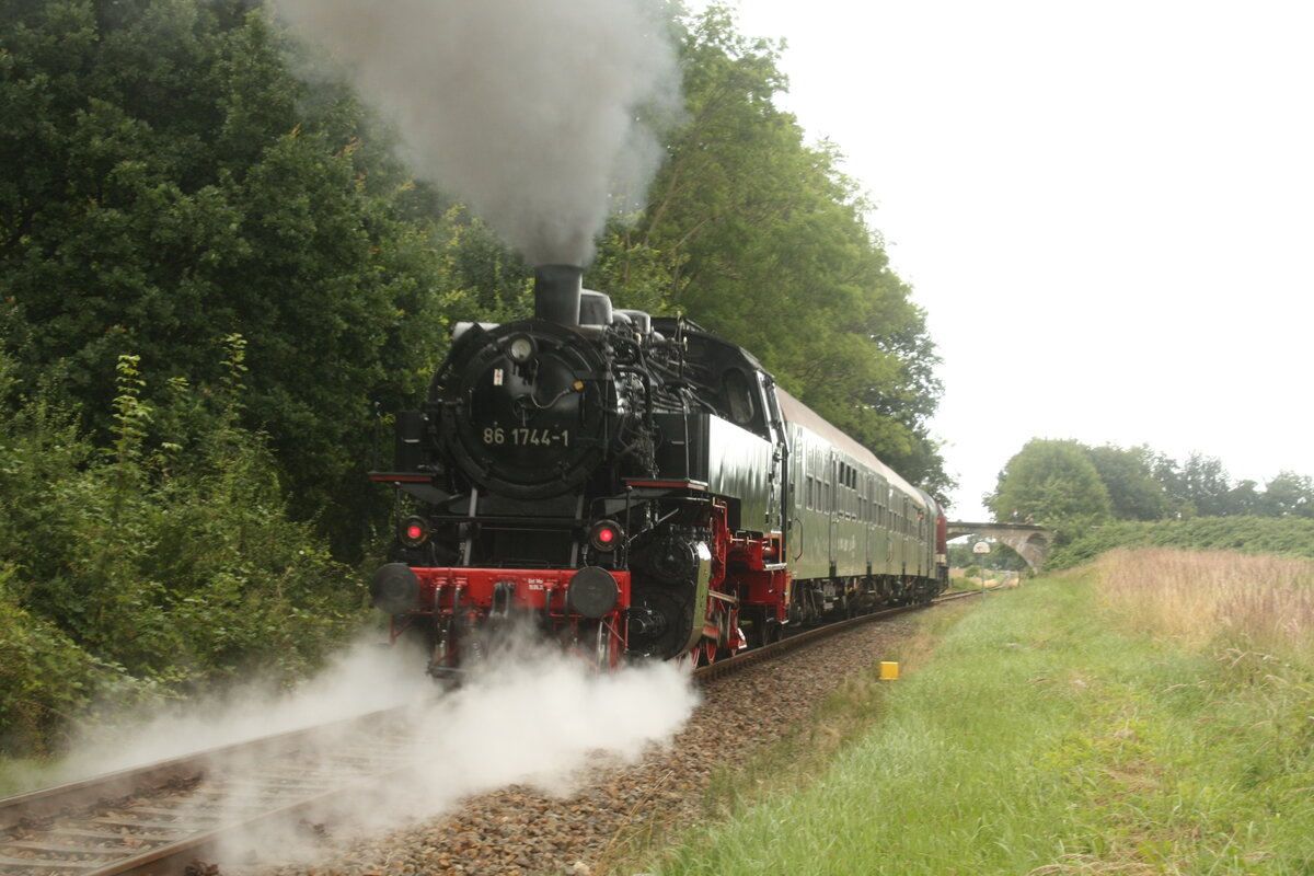 114 703 (203 230) und 86 1744 verlassen Putbus in Richtung Bergen auf R�gen am 1.8.21