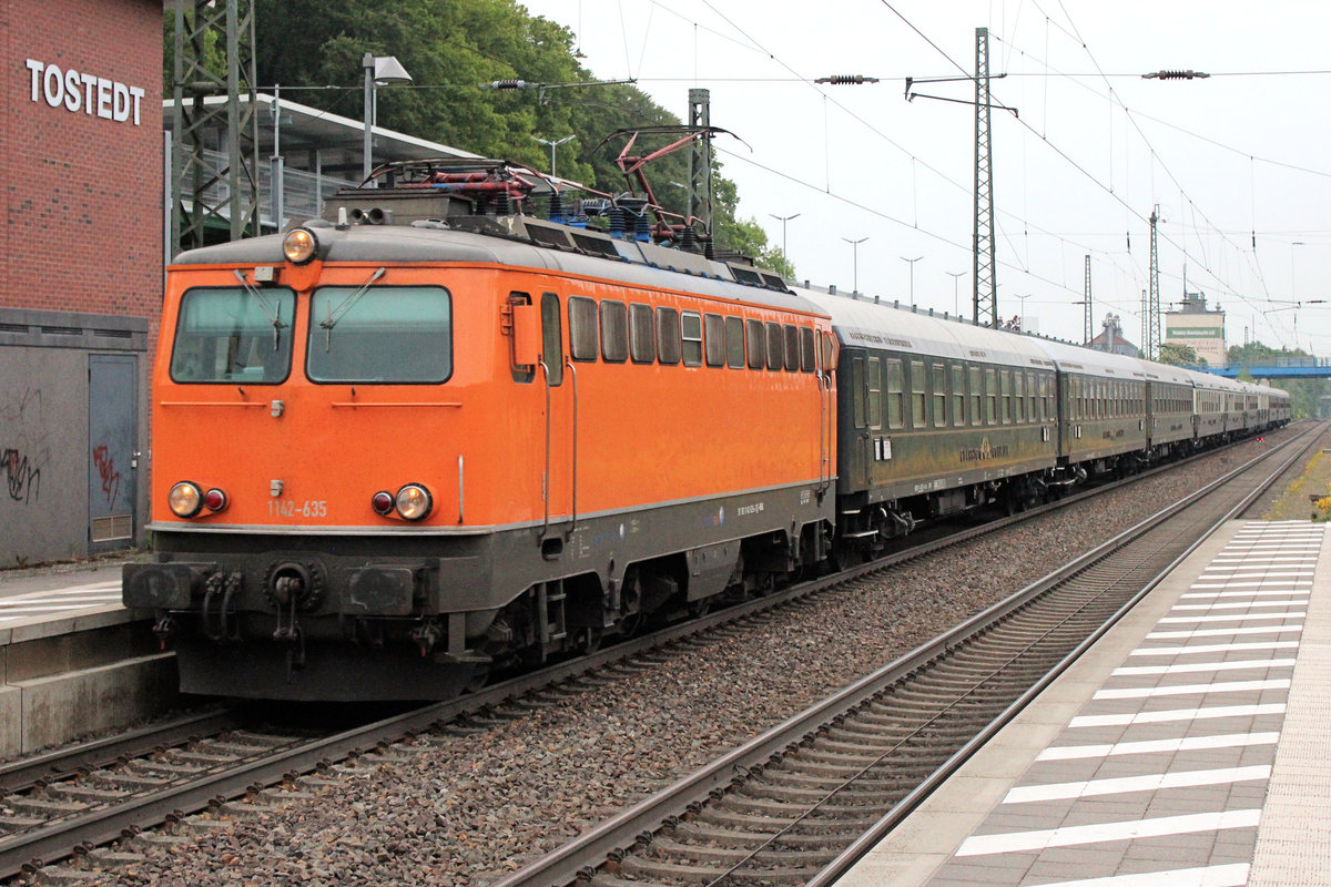 1142 635-3 mit Classic-Courier Sonderzug 348 von Warnemünde nach Bremen Hbf passiert um 20:30 den Tostedter Bahnhof. Datum 18.05.2016