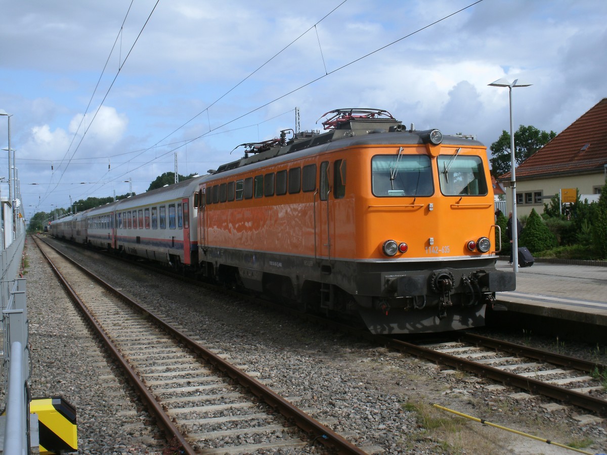 1142 635,am 30.Juni 2013,mit dem TEE 75913 Binz-Koblenz in Binz.