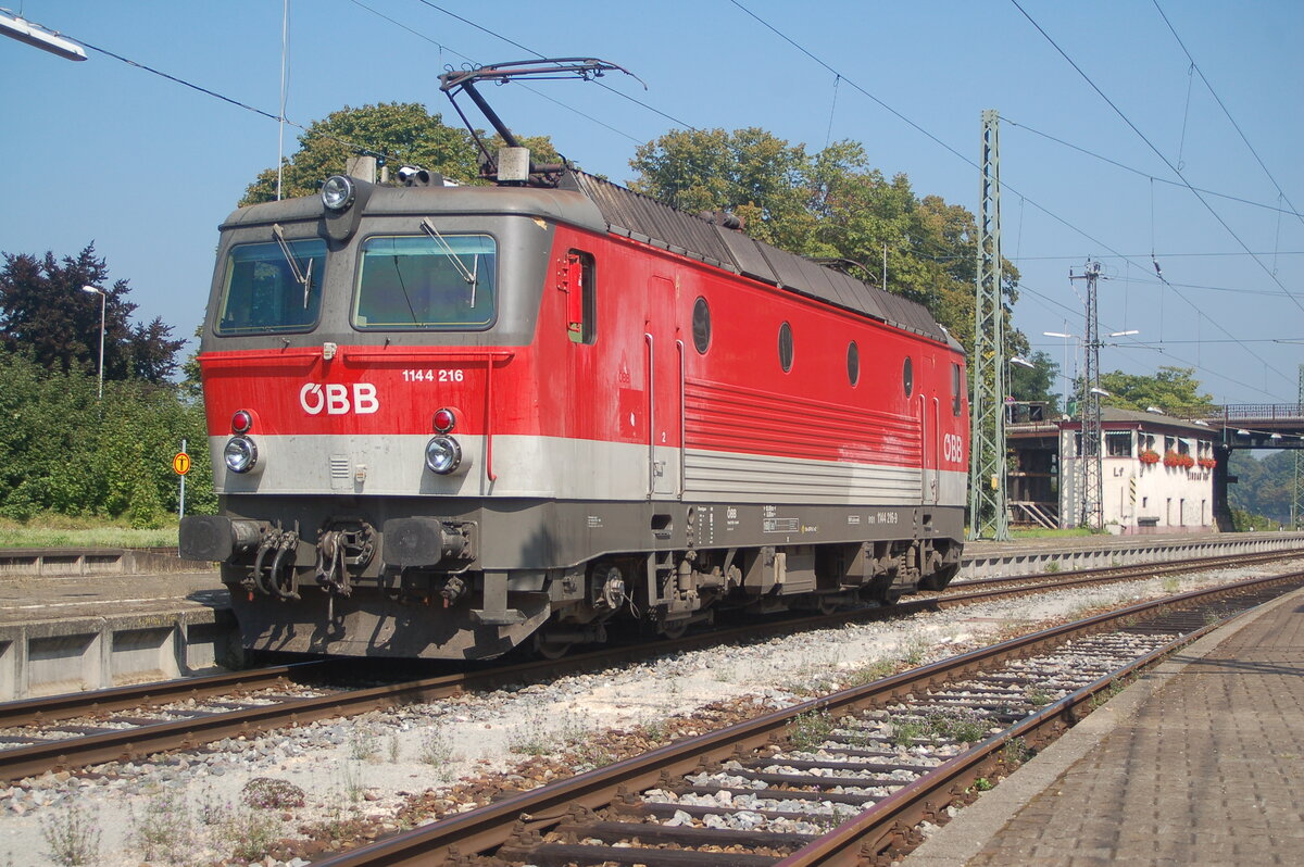 1144 216-9 im Bahnhof Lindau (heute nachdem Lindau-Reutin in Betrieb ist = Lindau-Insel) am 30.08.2008. Lokbespannte Fernzüge kommen nicht mehr zum Bahnhof Lindau-Insel.