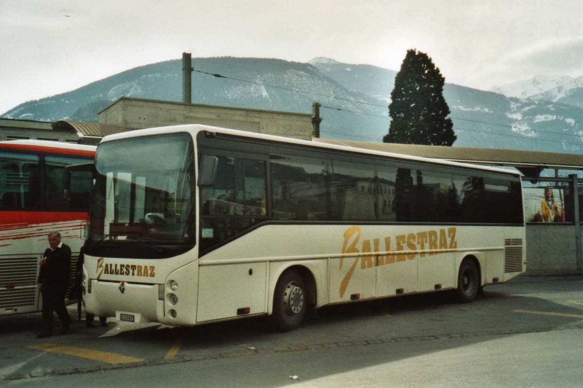 (114'632) - Ballestraz, Gr�ne - VS 230'657 - Renault am 1. M�rz 2009 beim Bahnhof Sierre