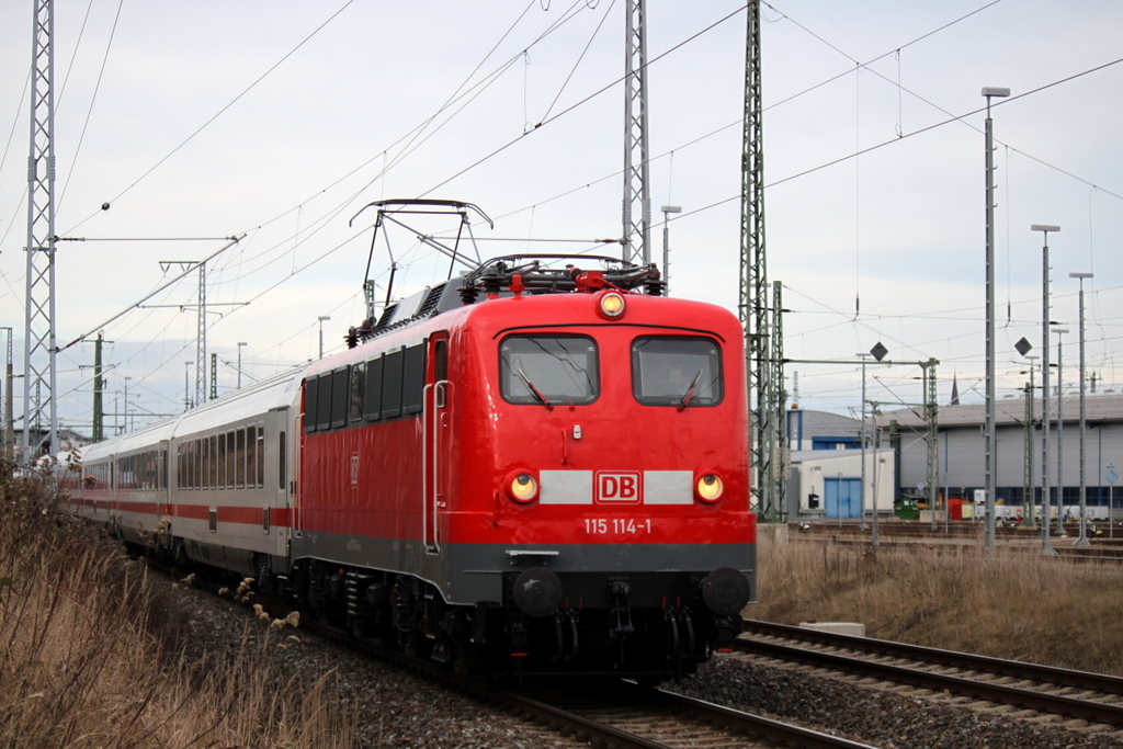 115 114-1 mit dem IC 2239 von Rostock Hbf nach Leipzig Hbf bei der Ausfahrt im Rostocker Hbf.07.02.2014