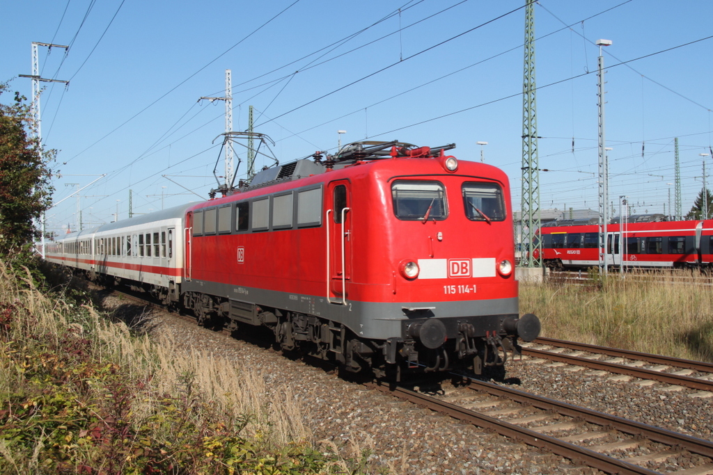 115 114-1 mit IC 2239(Rostock-Leipzig)bei der Ausfahrt im Rostocker Hbf.10.10.2015