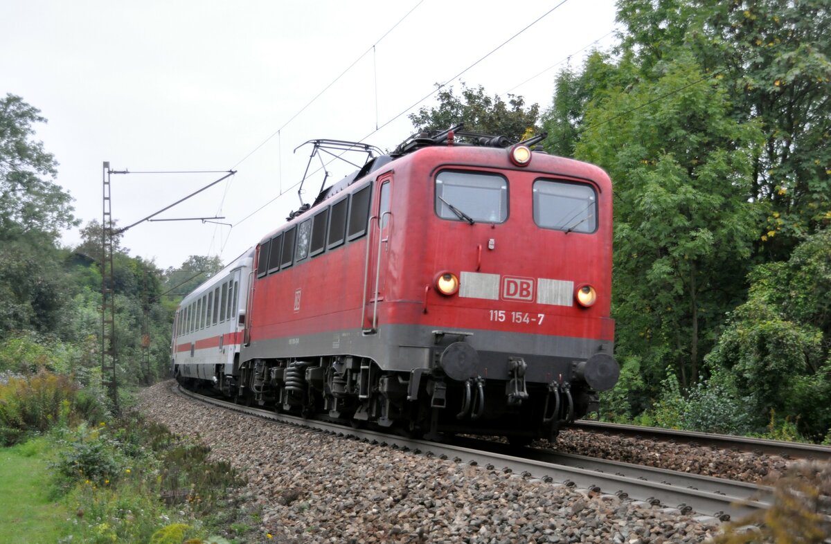 115 154-7 in Ulm Richtung Stuttgart, wahrscheinlich mit der Rückführung reparierter Schadwagen, am 18.09.2009.