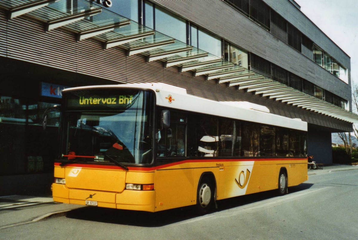 (115'117) - Luk, Grsch - GR 87'137 - Volvo/Hess (ex PostAuto Graubnden; ex P 25'683) am 14. Mrz 2009 beim Bahnhof Landquart