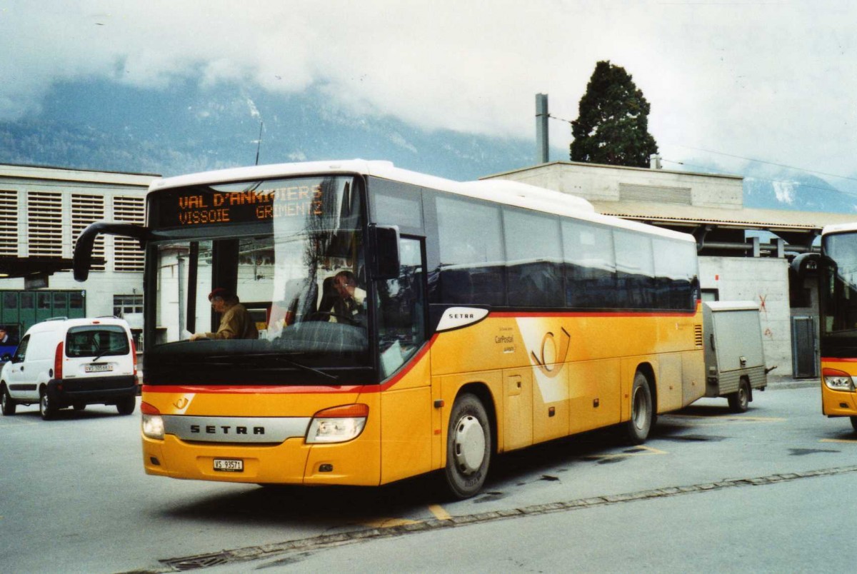 (115'534) - Epiney, Ayer - VS 93'571 - Setra am 30. M�rz 2009 beim Bahnhof Sierre