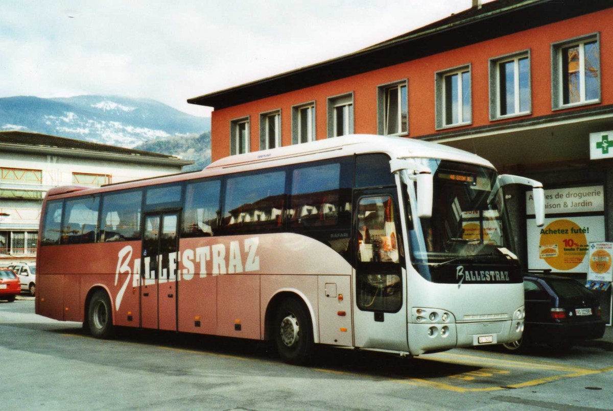 (115'714) - Ballestraz, Grne - VS 76'023 - Temsa am 30. Mrz 2009 beim Bahnhof Sion