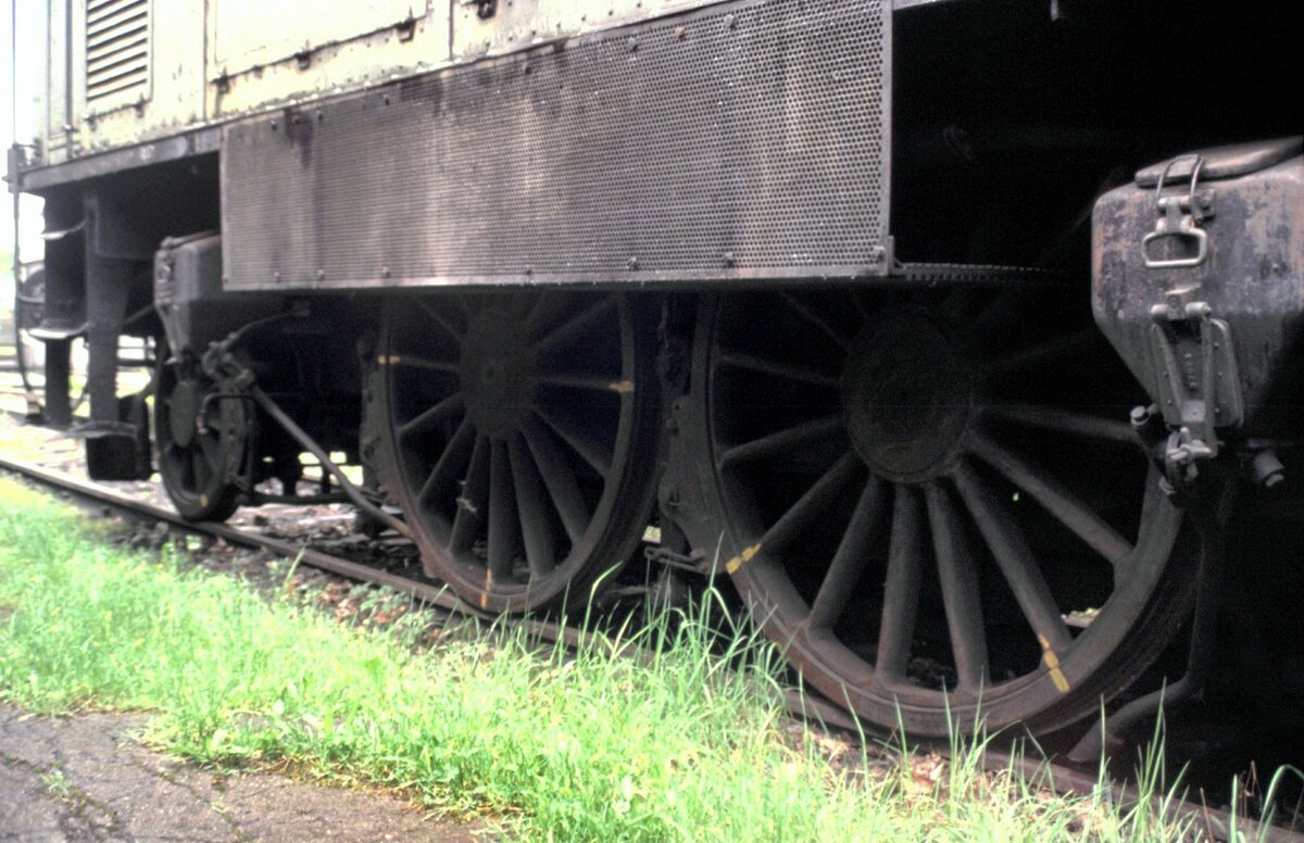116 008-4 im Eisenbahnmuseum Darmstadt im Mai 1984. Antriebslose Radseite.