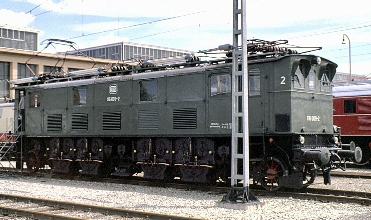 116 009-2 Antriebsseite in der Ausstellung 100 Jahre elektrische Lokomotiven in München-Freimann am 25.05.1979.
