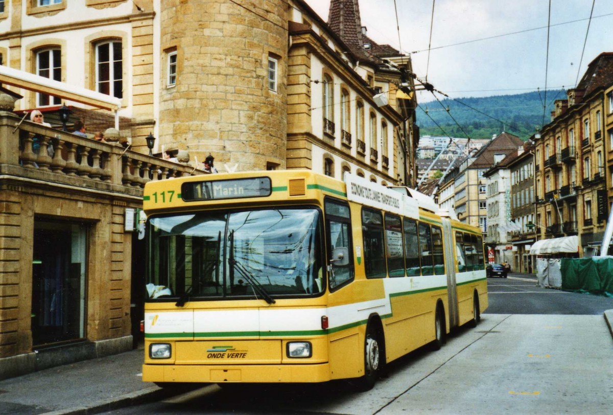 (116'306) - TN Neuch�tel - Nr. 117 - NAW/Hess Gelenktrolleybus am 3. Mai 2009 in Neuch�tel, Place Pury