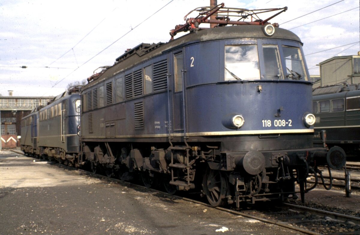 118 008-2 bei einer geführten Besichtigung im Bw Stuttgart am 12.10.1980. Die 118 008 hat noch die  Stielaugenlampen . Für die Museumslok wurden die alten Lampenfassungen, die der 118 016 entnommen wurden, eingesetzt und der Lokkasten wurde lichtgrau, später ein dunkleres grau lackiert.