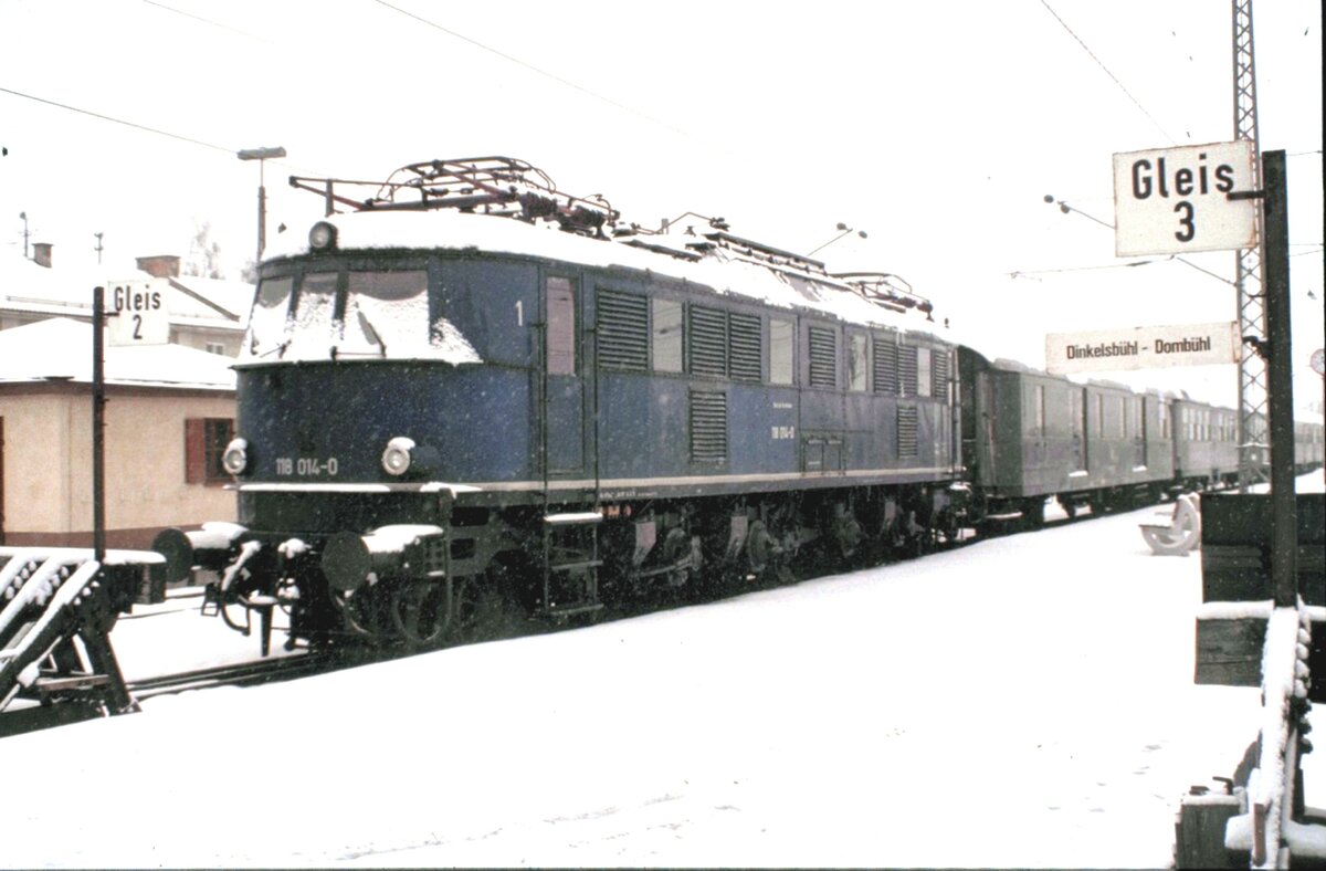 118 014-0 vor Nahverkehrszug in Nördlingen am 12.02.1983.