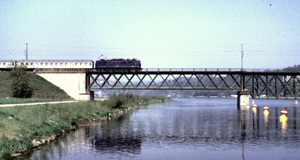 118 039-7 auf der Donaubrücke bei Saal am 15.05.1982.