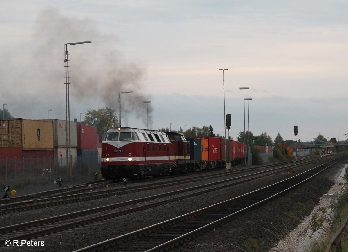 118 770 und 204 237 ziehen den ersten Teil des Wiesau Containerzugs nach Hof raus aus dem Gelände vom Ziegler. 04.10.17