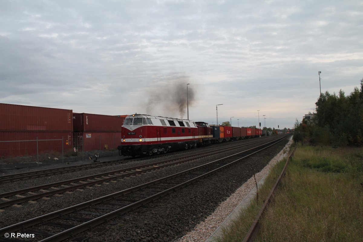 118 770 und 204 237 ziehen den ersten Teil des Wiesau Containerzugs nach Hof raus aus dem Gelände vom Ziegler. 04.10.17