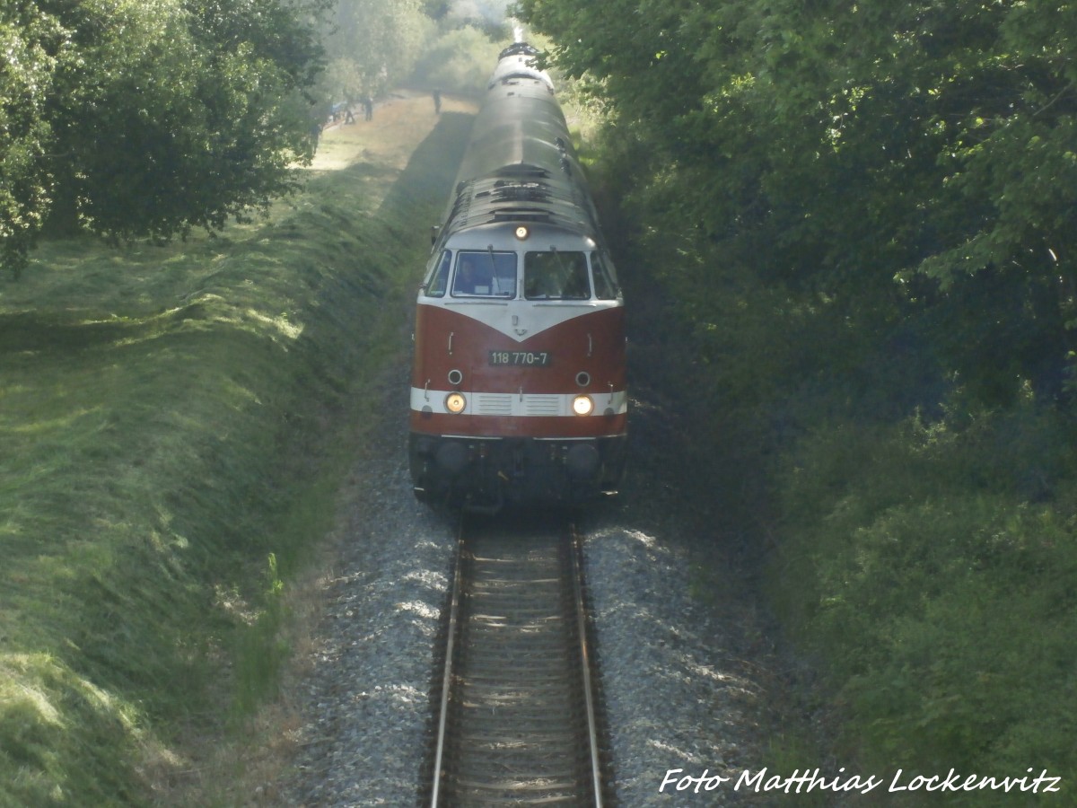 118 770-7 mit der 01 0509 und deren Sonderzug verl�sst Putbus in Richtung Bergen auf R�gen, wo es sp�ter weitergeht nach Leipzig Hbf am 30.5.15