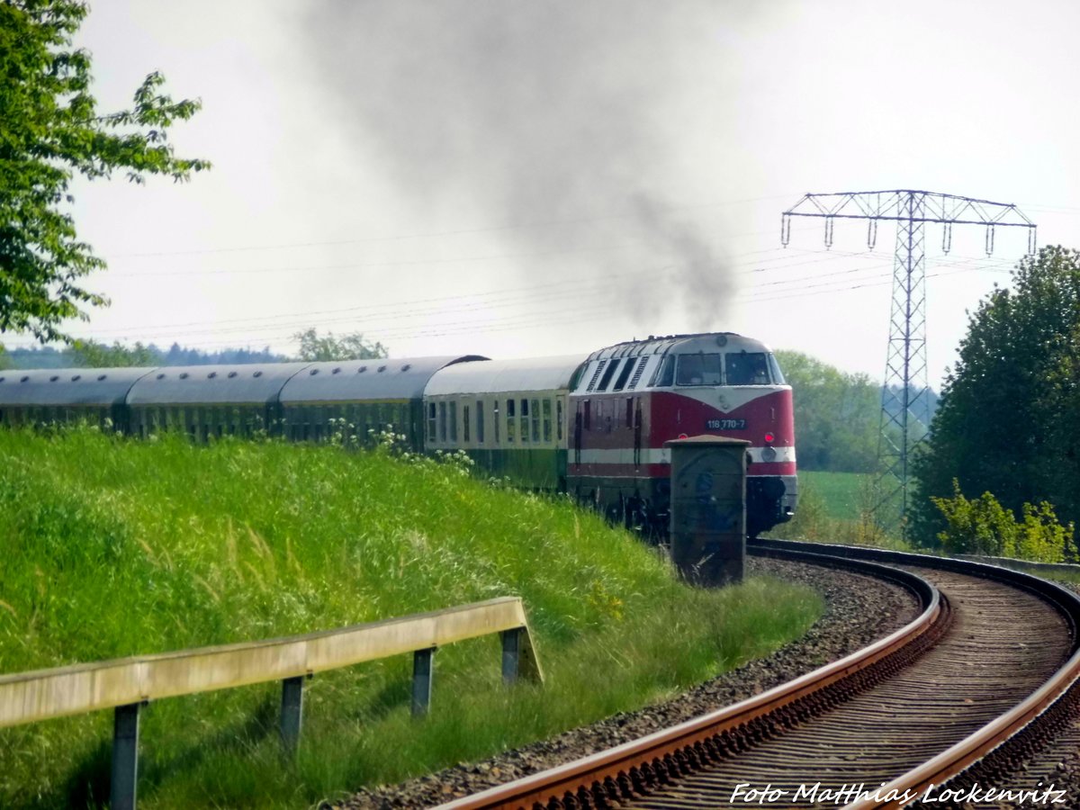 118 770 am Zugschluss mit einer Ru�wolke unterwegs nach Putbus kurz hinter Bergen auf R�gen am 21.5.16