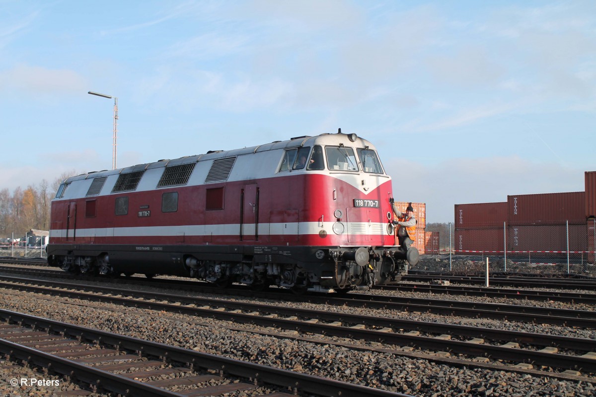 118 770 hing am Zugschluss vom Holzzug, hier setzt sie in Wiesau um. 22.11.14