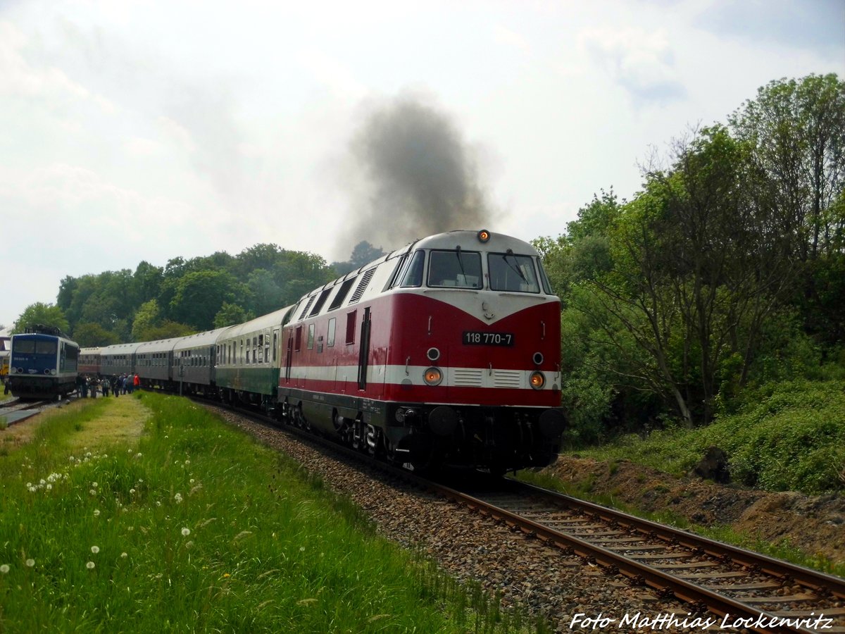 118 770 verl�sst mit der 01 0509 am Zugschluss mit einer Ru�wolke den Putbusser Bahnhof in Richtung Bergen auf R�gen am 21.5.16