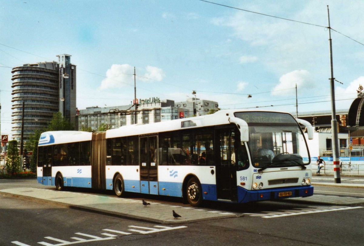 (118'333) - GVB Amsterdam - Nr. 581/BJ-TX-93 - Volvo/Berkhof am 6. Juli 2009 beim Bahnhof Amsterdam