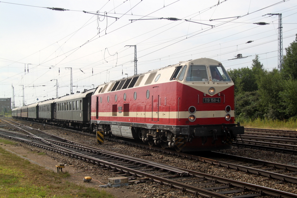 119 158-4 mit Sonderzug Berlin Macht Dampf von Berlin-Schneweide nach Warnemnde bei der Einfahrt im Rostocker Hbf.08.08.2015