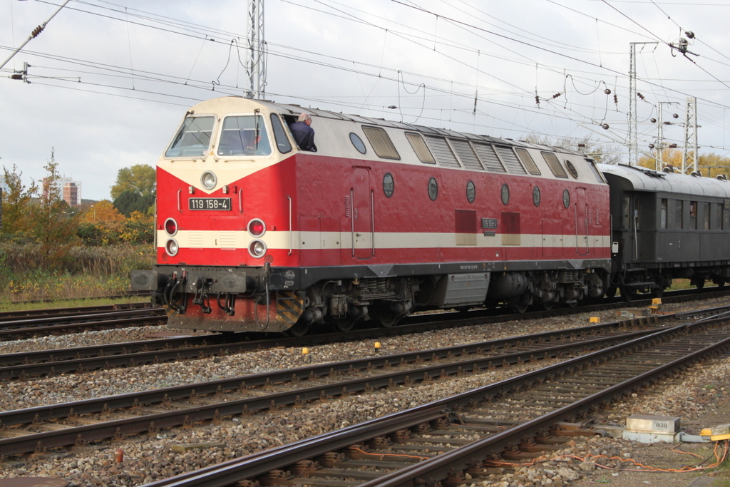119 158-4(219 158-3)mit DPE 20047 von Berlin-Schneweide nach Bad Doberan bei der Einfahrt im Rostocker Hbf.29.10.2016