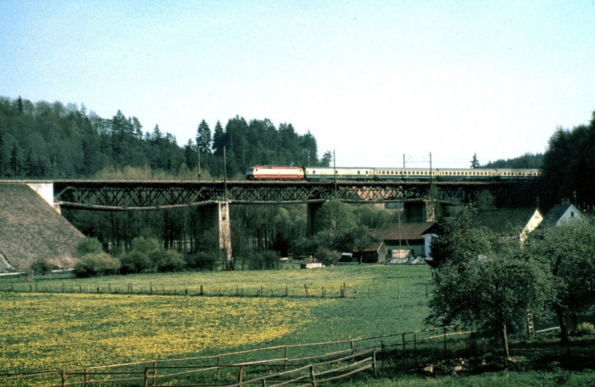120 005-4 mit IC auf der Fischbauchbrücke bei Treuchtlingen-Möhren am 09.05.1981.