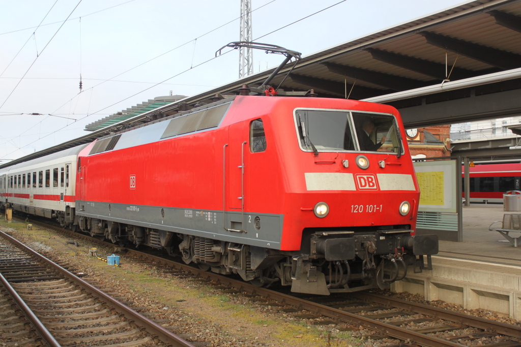 120 101 mit IC 2182(Hamburg-Stralsund)kurz vor der Ausfahrt im Rostocker Hbf.01.12.2019