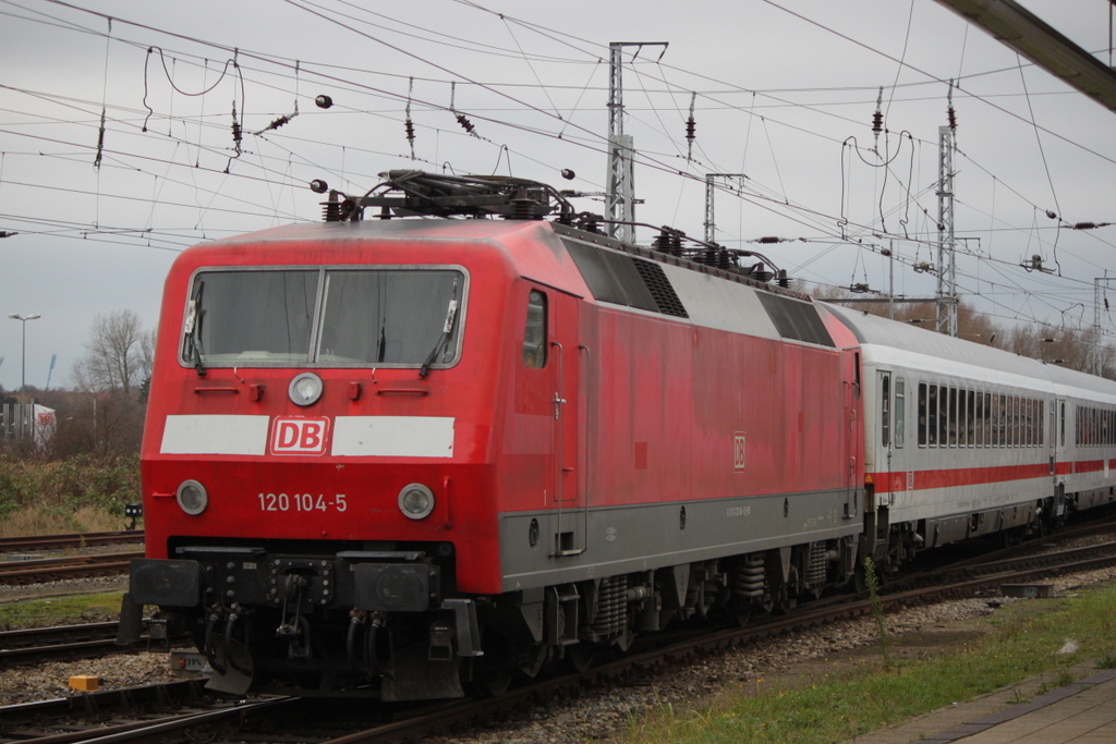 120 104-5 mit IC 2417(Rostock-Kln)bei der Bereitstellung im Rostocker Hbf.27.12.2015