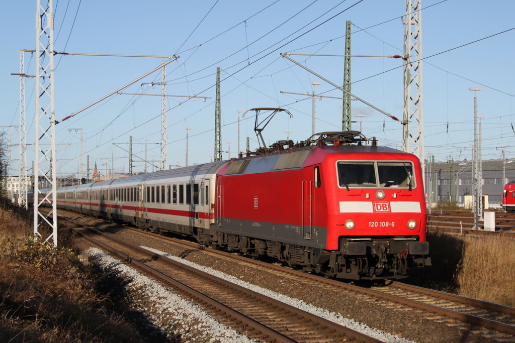 120 108-6 mit IC 2303(Rostock-Mnchen)bei der Ausfahrt im Rostocker Hbf.27.11.2016