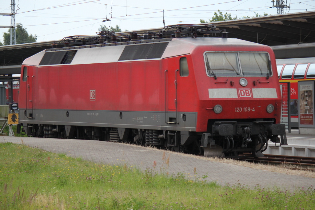 120 109-4 sollte am 05.07.2014 den IC 2405 von Stralsund Hbf nach Kln Hbf im Rostocker Hbf bernehmen der Zug kam nur bis Rostock und hatte dann Ausfall wie spter via Handy mitgeteilt wurde.
