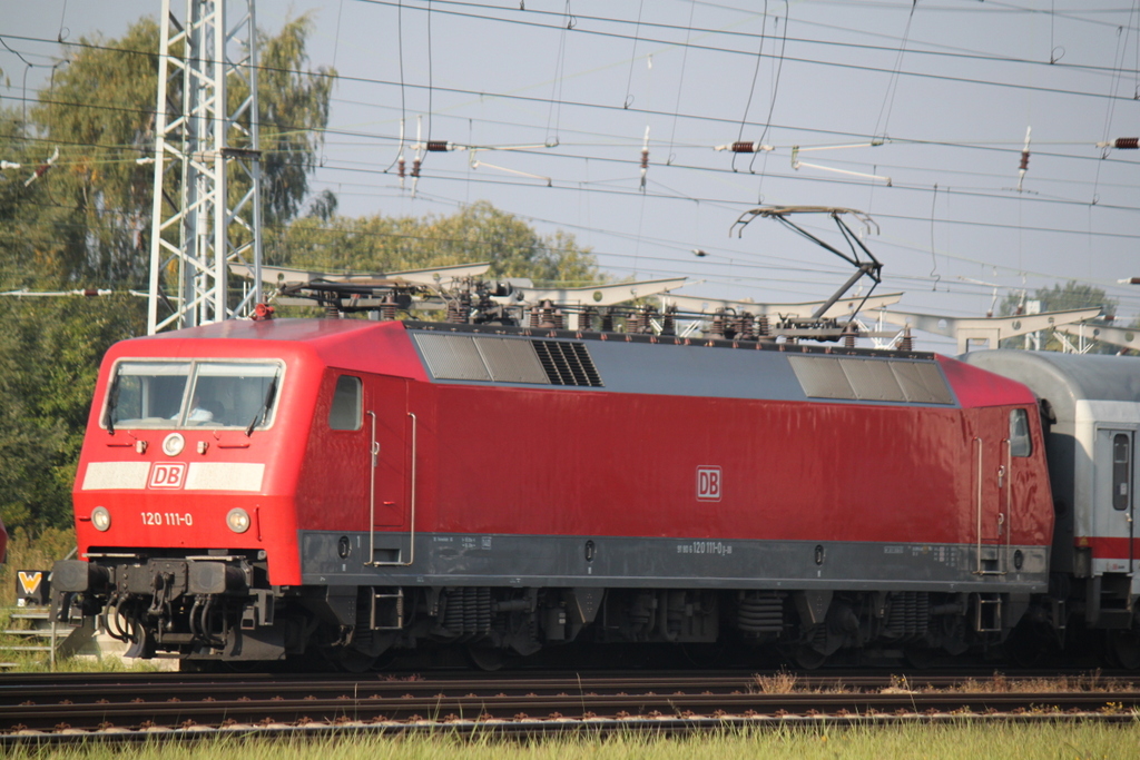 120 111-0 mit IC 2373(Stralsund-Karlsruhe)bei der Ausfahrt im Rostocker Hbf.04.10.2015