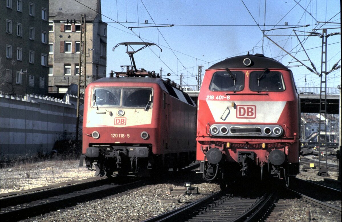 120 118-5 und 218 401-8 in Ulm am 02.03.1997.