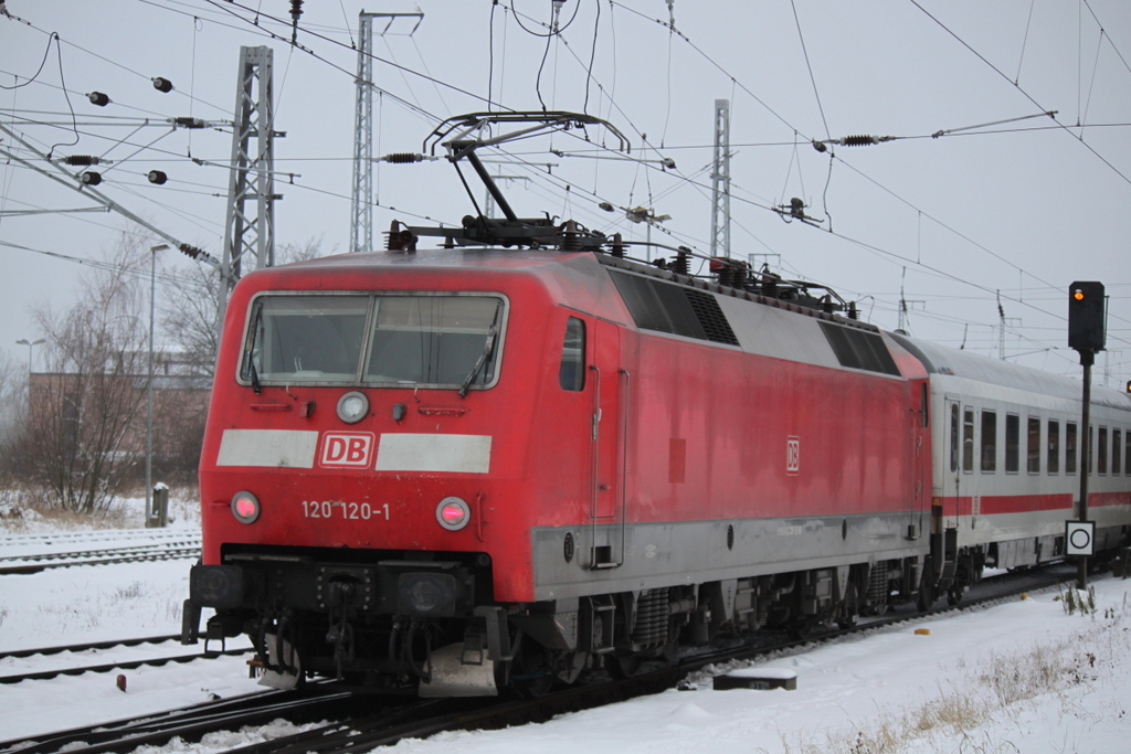 120 120-1 mit IC 2182 von Kassel-Wilhelmshhe nach Stralsund Hbf bei der Einfahrt im Rostocker Hbf.30.12.2014