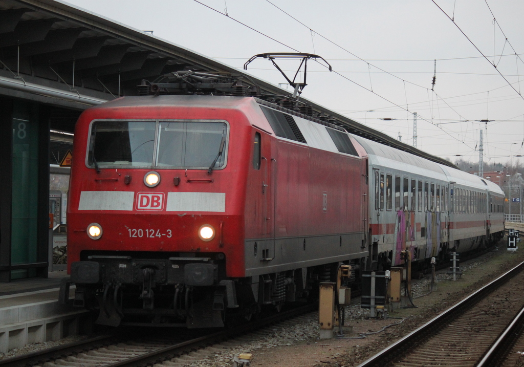 120 124-3 mit IC 2409(Rostock-Dsseldorf)kurz vor der Ausfahrt im Rostocker Hbf.14.12.2014