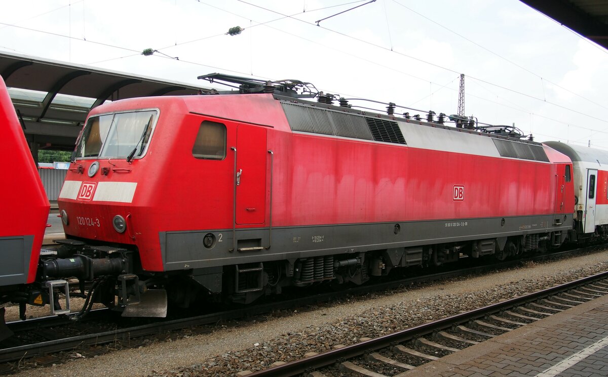 120 124-3 im Schadzug Richtung München Freimann im Bahnhof Ulm am 12.07.2014. Die Wagen des Zuges werden kurz abgestellt und ein schadhafter Doppelstockwagen wird aus den Abstellgleisen geholt und der Zug wieder zusammengestellt. Links ist die 120 119-3 zu sehen; die rangierende Lok ist 110 459-0.