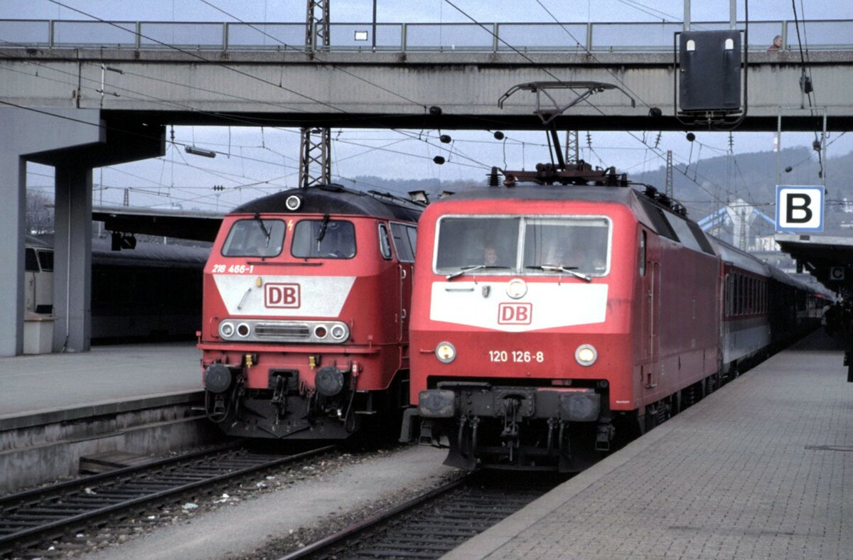 120 126-8 und 218 466-1 in Ulm am 0511.1997.