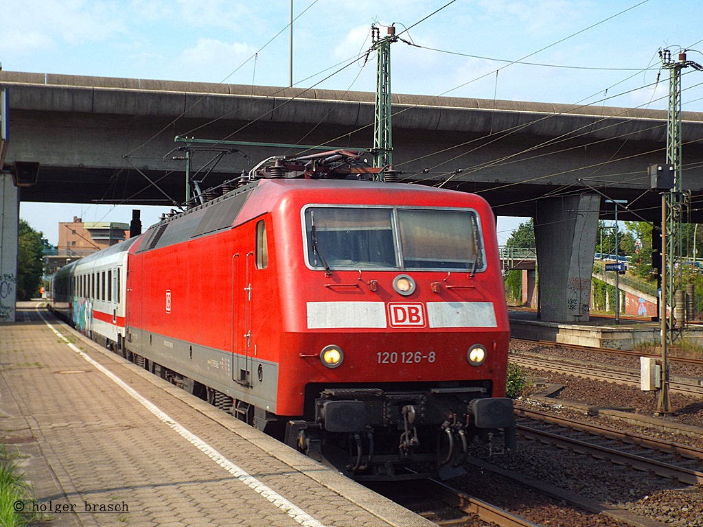 120 126-8 ist am 23.08.13 mit einen IC vom bhf harburg abgefahren 