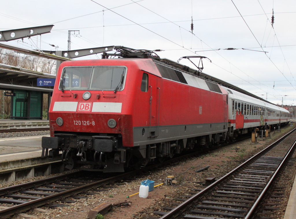 120 126-8 mit IC 2409(Rostock-Hamburg)kurz vor der Ausfahrt im Rostocker Hbf.22.11.2015