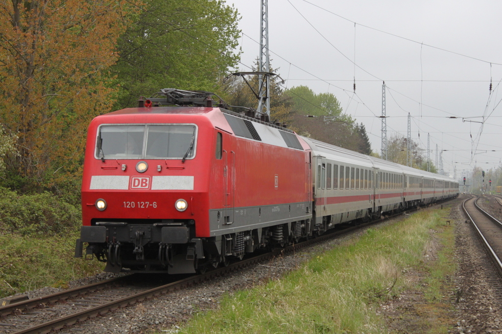120 127-6  mit IC 2301(Warnemünde-München)bei der Durchfahrt im Haltepunkt Rostock-Bramow.06.05.2017