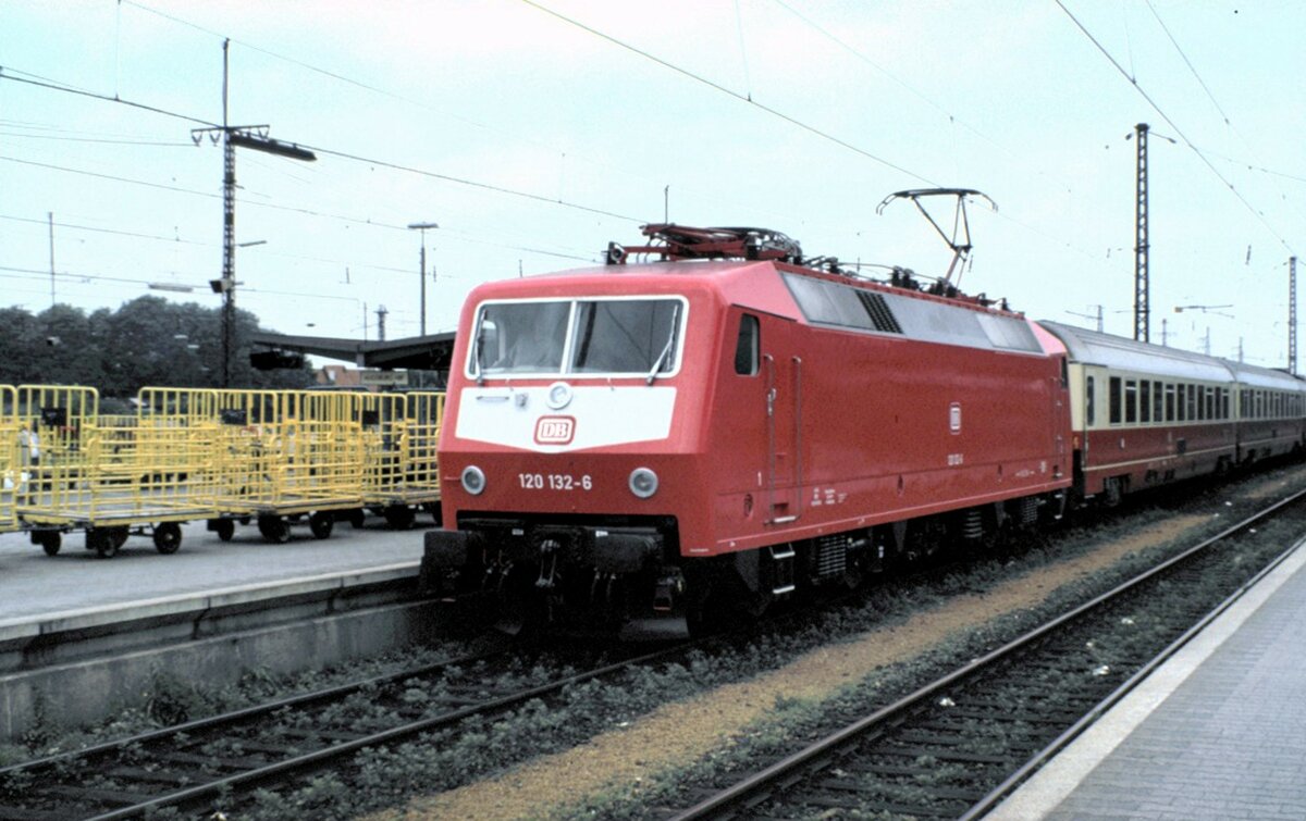 120 132-6 mit IC in Augsburg am 15.05.1988.