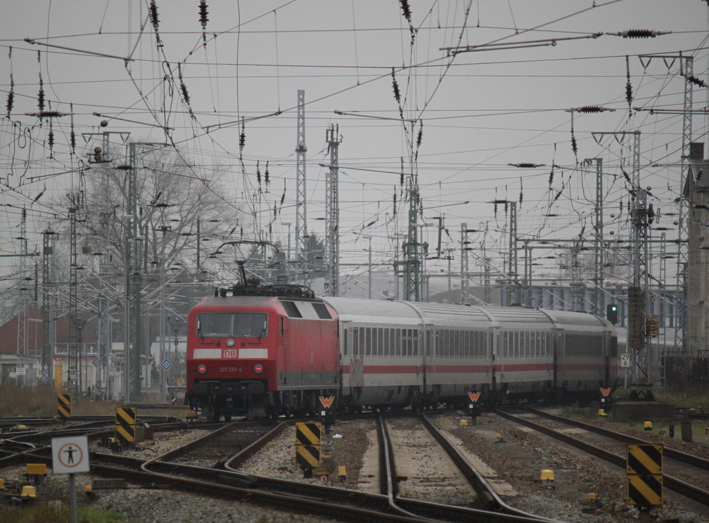 120 133-4 mit IC 2213(Binz-Stuttgart)bei der Ausfahrt im Rostocker Hbf.28.11.2014