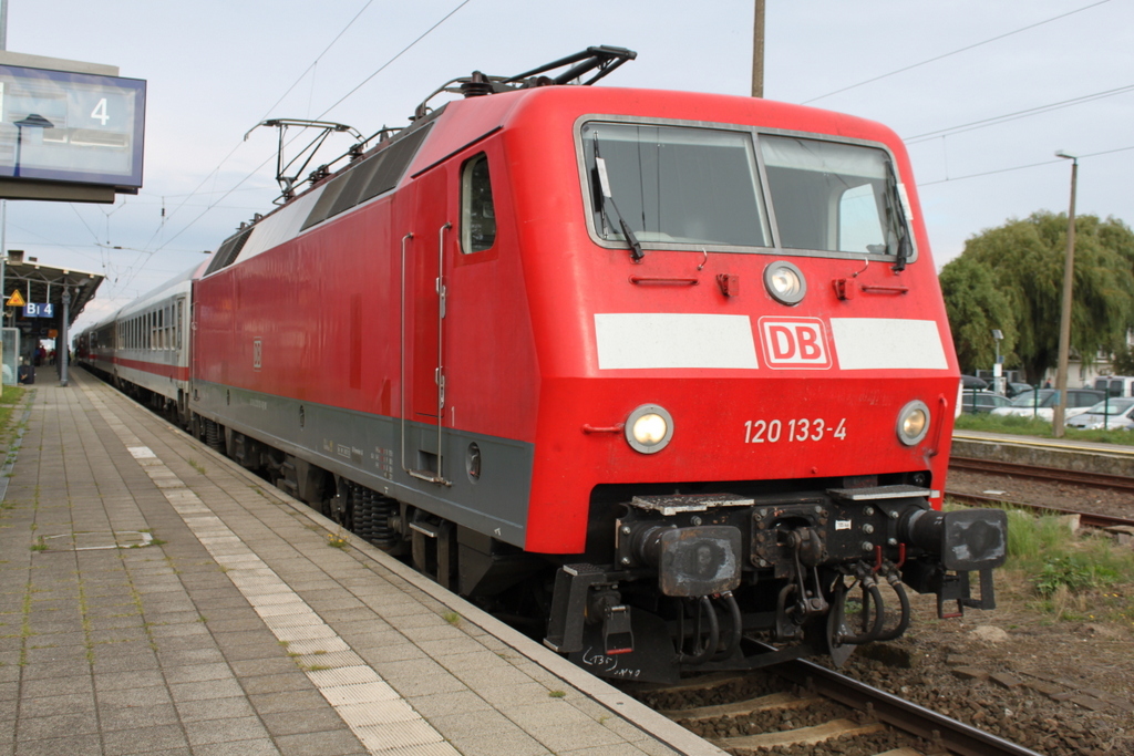 120 133-4 mit IC 2239(Warnemnde-Leipzig)kurz vor der Ausfahrt in Warnemnde.19.09.2015